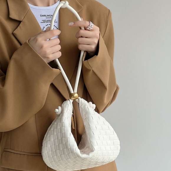 baggining Handbags - Woven Half moon shoulder bag - White